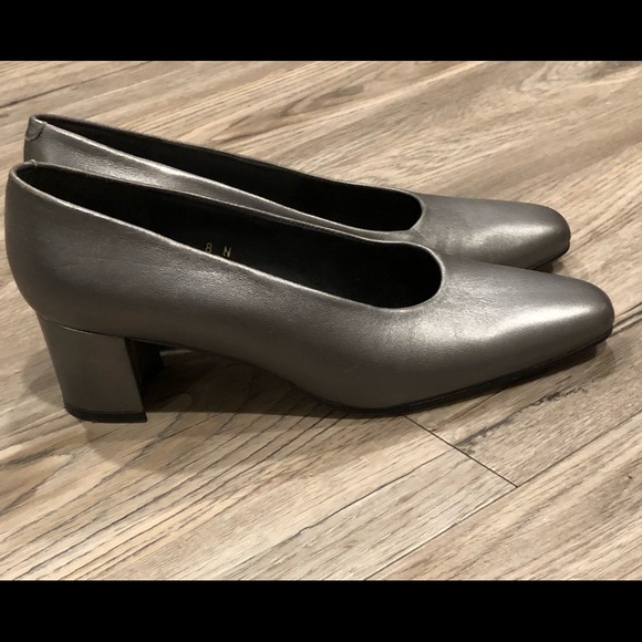 Bandolino metallic gray shoes. - Picture 4 of 4